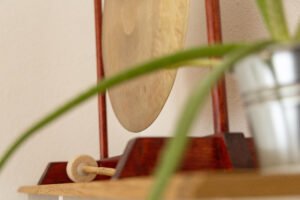 La sonorité d'un gong dans un cadre harmonieux invite à la relaxation et au lâcher-prise. Naturopathie fonctionnelle Vevey - Cabinet Valérie Remazeilles